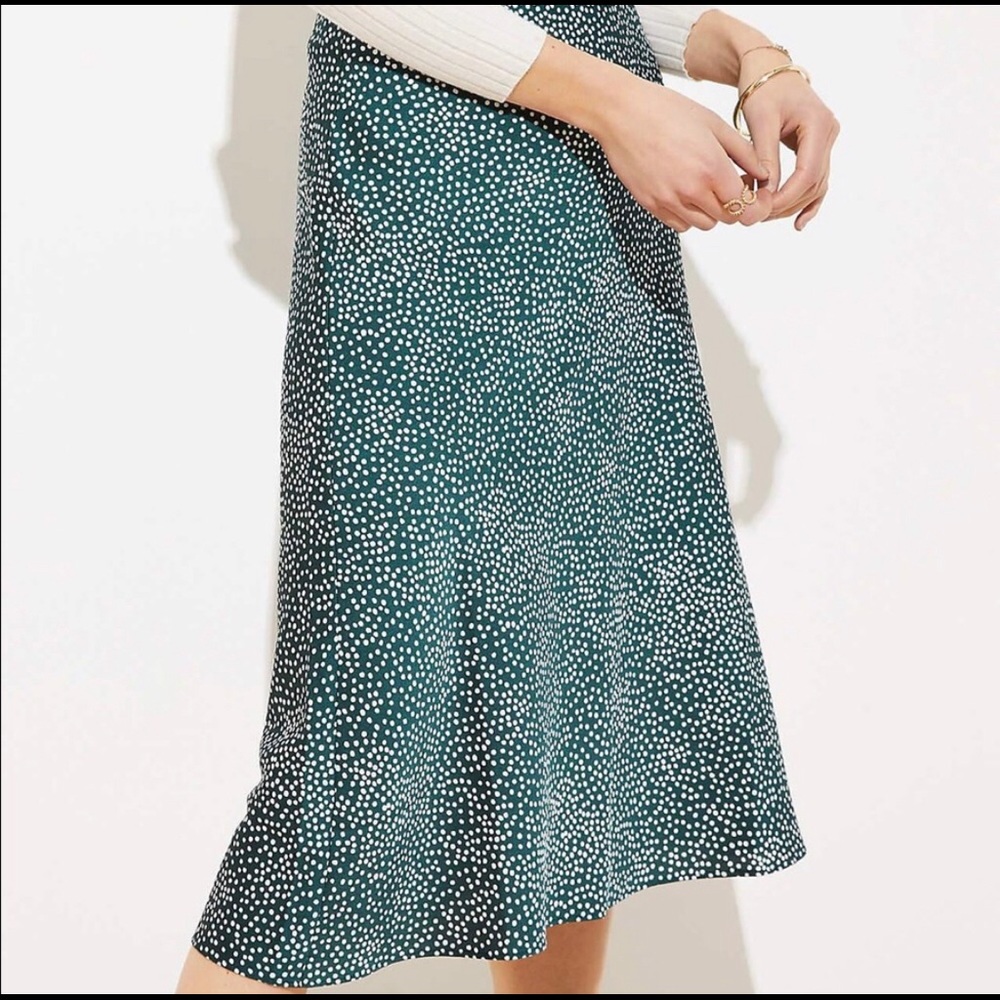 NWT ✨ LOFT 💚 DOTTED PULL ON MIDI SKIRT